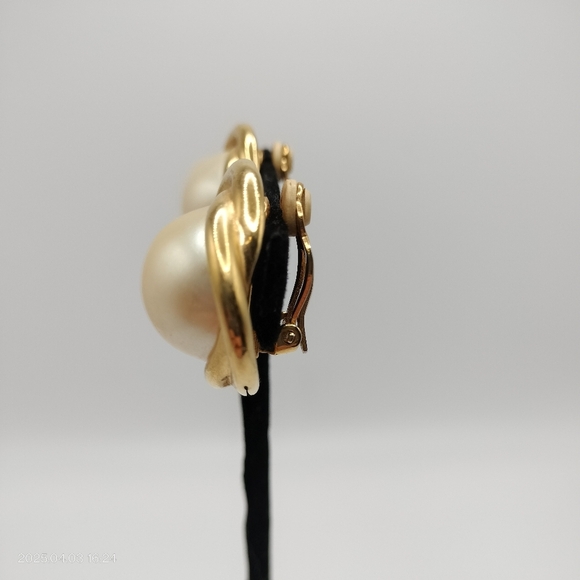 Richelieu faux pearls Gold Tone Swirl Clip On earrings Classic Luxury Business - Picture 6 of 10